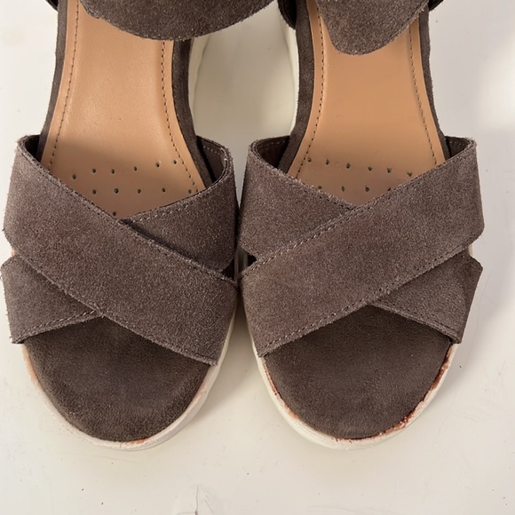 EVOLVE 24/7 Women’s Brown Suede Criss Cross Buckle Wedge Sandal Size 6 - Picture 3 of 12